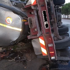 Camion cisterna si ribalta lungo la Trani-Andria