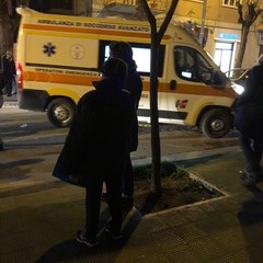 Investito da un'auto mentre attraversava la strada: ferito un ragazzino