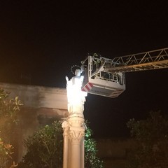 Deposizione della corona di fiori alla statua della Madonna Incoronata