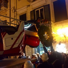 Deposizione della corona di fiori alla statua della Madonna Incoronata