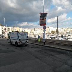 Porto di Trani, pulizia straordinaria dell'Amiu dopo la movida