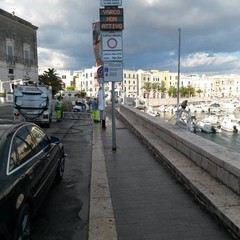 Porto di Trani, pulizia straordinaria dell'Amiu dopo la movida