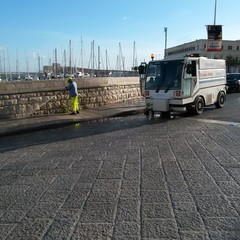 Porto di Trani, pulizia straordinaria dell'Amiu dopo la movida