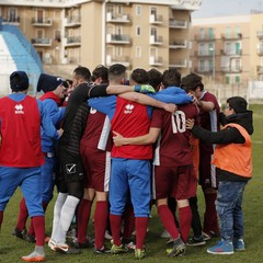 Calciatori Vigor Trani si abbracciano