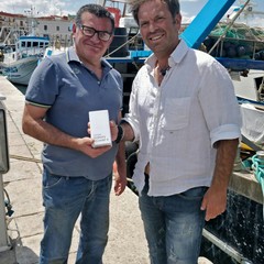 La consegna degli smartphone ai pescatori di Trani e Bisceglie