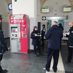 Coronavirus, polizia in stazione