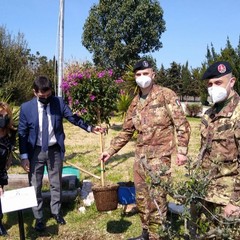 Militari di Trani donano uova di Pasqua