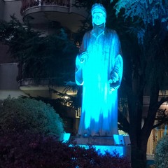 Statua Dante illuminata di blu