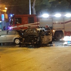 Auto in fiamme in corso Manzoni