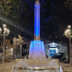 Piazza Libertà si illumina di blu