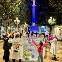 Piazza Libertà si illumina di blu