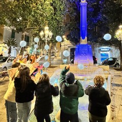 Piazza Libertà si illumina di blu