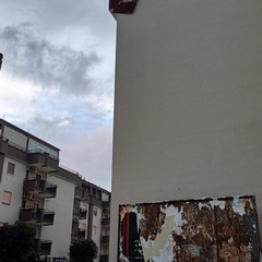Cornicione cade in viale Spagna