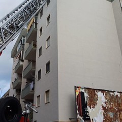 Cornicione cade in viale Spagna