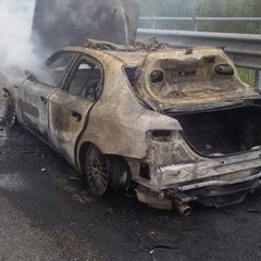 Fiamme in autostrada, a fuoco un'auto della polizia di Trani