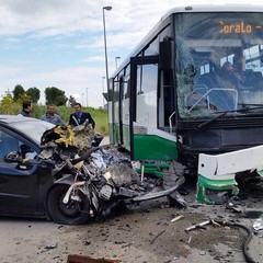 Incidente sulla Andria-Corato: auto contro bus