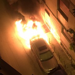 Auto in fiamme in via San Gervasio