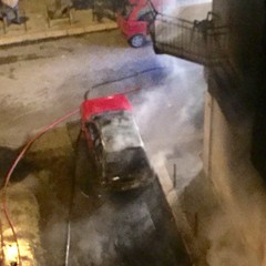 Auto in fiamme in via San Gervasio