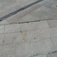 Piazza Regia Udienza, un tir distrugge le basole in pietra