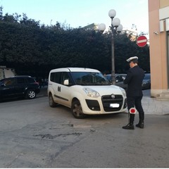 Vigili sanzionano gli incivili della strada