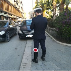 Vigili sanzionano gli incivili della strada