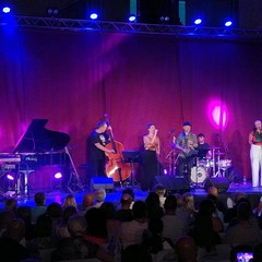 JOANNA TETERS con GIUSEPPE BASSI e The Funklives a Palazzo delle Arti Beltrani