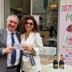 La vincitrice Margherita Capriulo con Giuseppe Daloiso ceo di Edizioni Duepuntozero