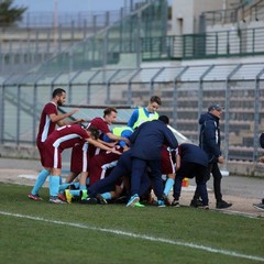 Martinelli abbraccia Pizzulli dopo aver segnato