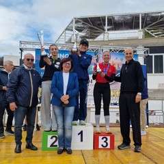 Podio femminile vincitrici Tranincorsa XVI ed con Giliberto CONI Ciliento ass Regione Puglia e Giovanni Assi pres ASD Tommaso Assi ottobre