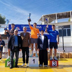 Podio maschile Tranincorsa Half Marathon con Assi Giliberto e ass Valente