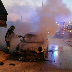 Auto in fiamme