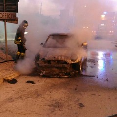 Auto in fiamme