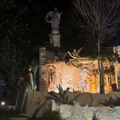 Trani Presepe in Piazza Libert Allocazione del bambinello