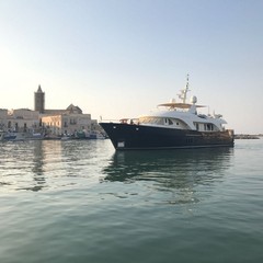 Porto di Trani, approdato un nuovo motor yacht