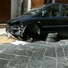 Casa Bovio: dopo l'occupazione si trasforma in un'autofficina