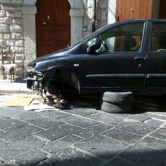 Casa Bovio: dopo l'occupazione si trasforma in un'autofficina