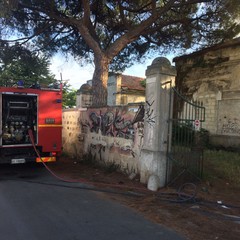 Ancora fiamme nella villa di via Verdi