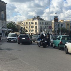 varchi attivi al porto con auto in transito