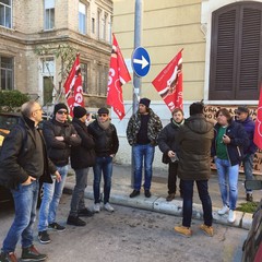Guardie giurate Amiu in protesta fuori al Comune