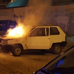 Auto in fiamme in zona stadio