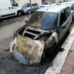 Incendio auto in via Leoncavallo