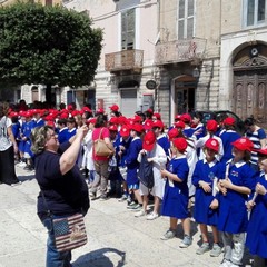 Catena umana in Piazza Longobardi per l'anniversario di Falcone
