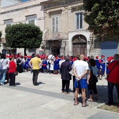 Catena umana in Piazza Longobardi per l'anniversario di Falcone