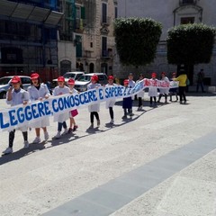 Catena umana in Piazza Longobardi per l'anniversario di Falcone