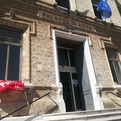 Protesta degli operai Eurocoop fuori il Comune di Trani