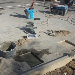 Lavori d'installazione delle panchine in pietra sul lungomare