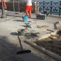 Lavori d'installazione delle panchine in pietra sul lungomare