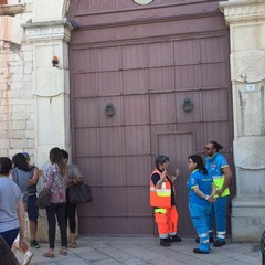 Unità di soccorso fuori il Palazzo Arcivescovile