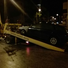 Auto in fiamme di un agente di Polizia