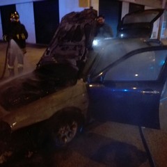 Auto in fiamme di un agente di Polizia